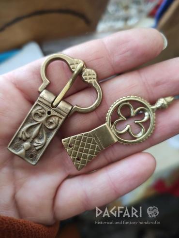 PALMETA Replika - ozdobný plíšek, prodloužení přezky, zdobený plech na opasek - Vrcholný středověk