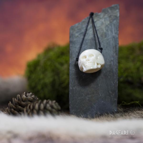 MEMENTO MORI Amulet Lebka ručně vyřezaná z kosti, 3D přívěsek