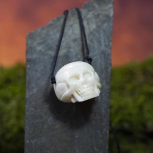 MEMENTO MORI Amulet Lebka ručně vyřezaná z kosti, 3D přívěsek