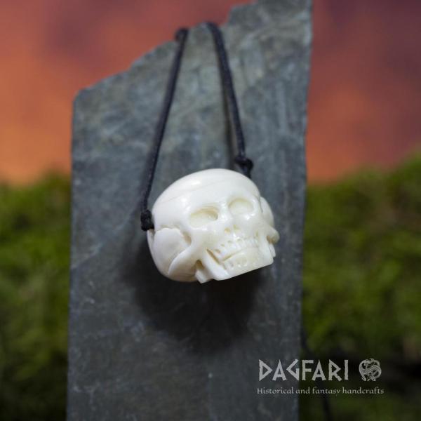 MEMENTO MORI Amulet Lebka ručně vyřezaná z kosti, 3D přívěsek