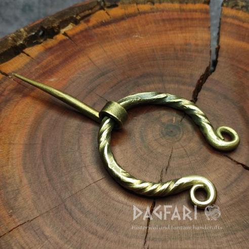 OMEGA FIBULA tordovaná spona s volutami na plášť, kroucená kulatá brož