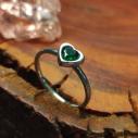 Tenký ocelový prsten - POUŤOVÉ SRDÍČKO - zelený kamínek ve stylu srdce z pouti