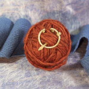 Omega buckle decorated with dots - smaller, brass 2