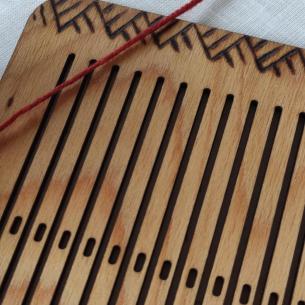 WEBKAMM Historisches Handwerk, ORIGINAL VERZIERTER HOLZ-WEBKAMM, 19 Löcher 2