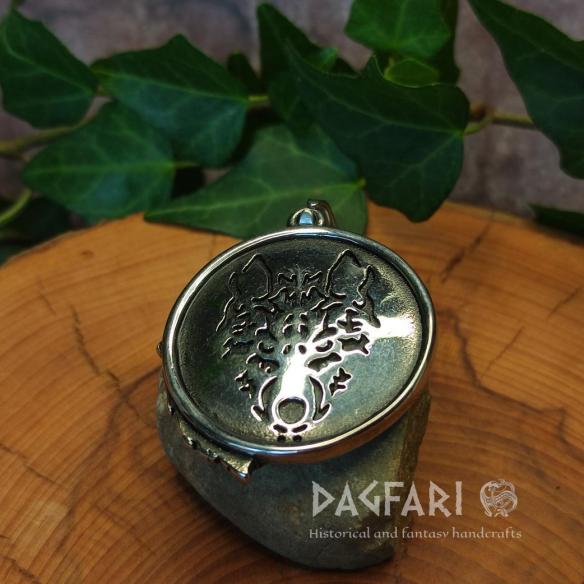 Amulet medailon VLK oboustranný - přívěsek s vlkem, ochranný vlčí talisman