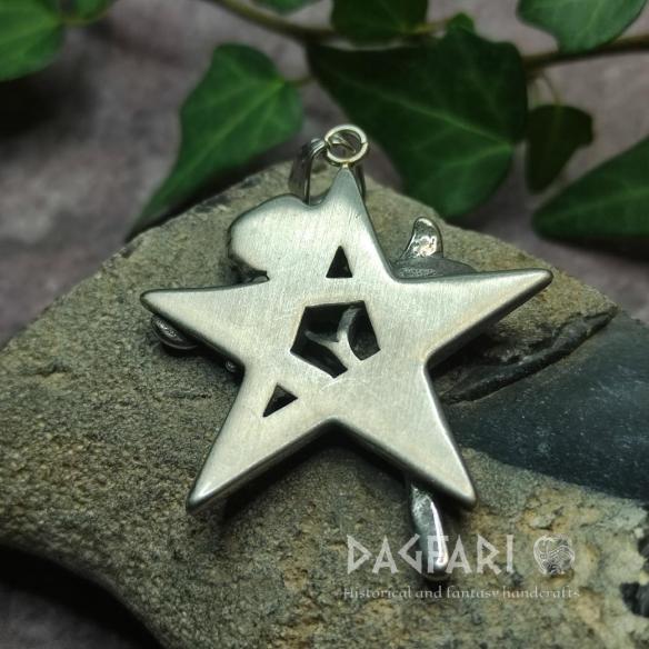 Ocelový přívěsek ROCKERKA - pentagram a růže pro metalová srdce