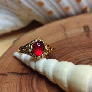 Vergoldeter Edelstahlring – JUGENDSTIL-HERZ mit rotem Cabochon