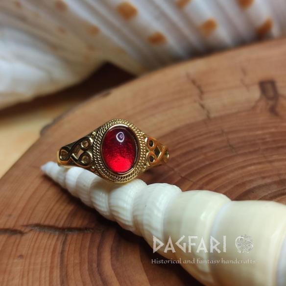 Zlacený nerezový ocelový prsten - SECESNÍ SRDCE s rudým kabošonem