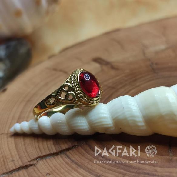 Zlacený nerezový ocelový prsten - SECESNÍ SRDCE s rudým kabošonem