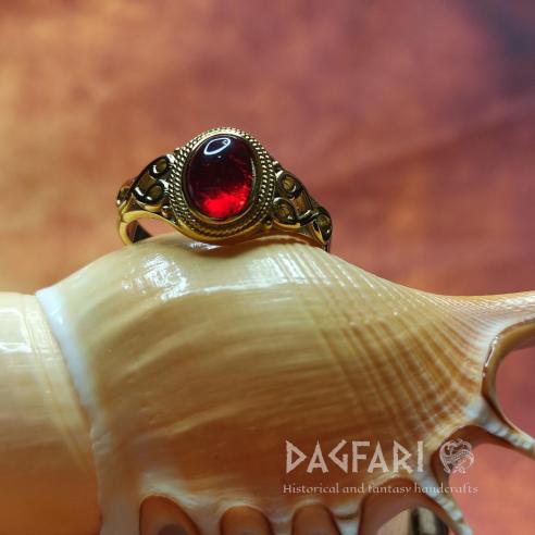 Zlacený nerezový ocelový prsten - SECESNÍ SRDCE s rudým kabošonem