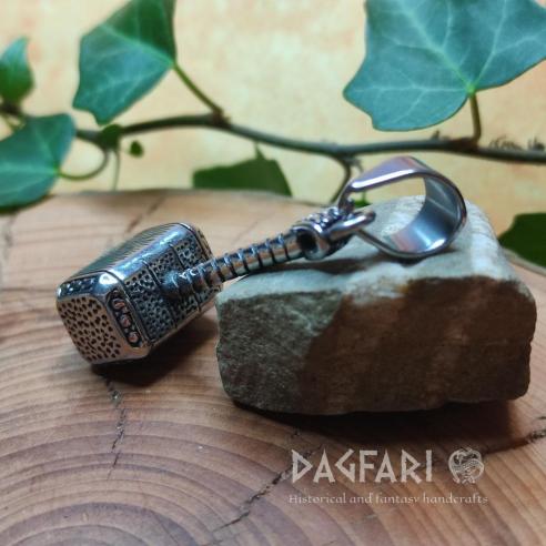 Ocelový přívěsek Thorovo kladivo MJÖLNIR v Marvel designu