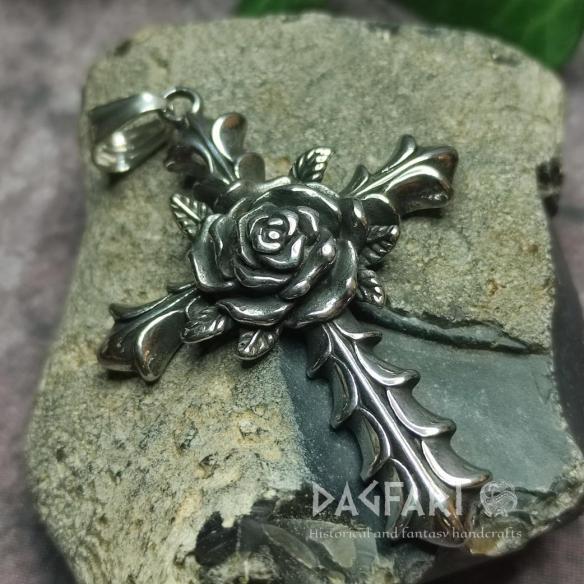 Großer Stahlanhänger „KREUZ MIT SCHWARZER ROSE“ – Geschenkidee für Motorradfahrerinnen