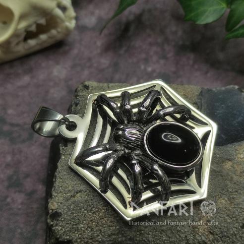 Velký přívěsek PAVOUK s pavučinou a velkým černým kamenem - pavoučí medailon