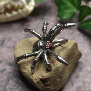 ARACHNID Anhänger in Form einer Spinne mit roten Augen, rote Zirkonia, EdelStahl