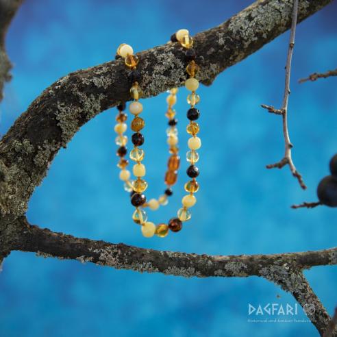 JANTAR BAROK Four-colour necklace made of humped amber beads, with knots