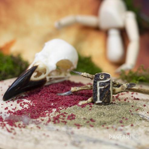 Anhänger "F" in Hirschgeweih geschnitzt