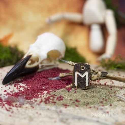 Anhänger "M" in Hirschgeweih geschnitzt