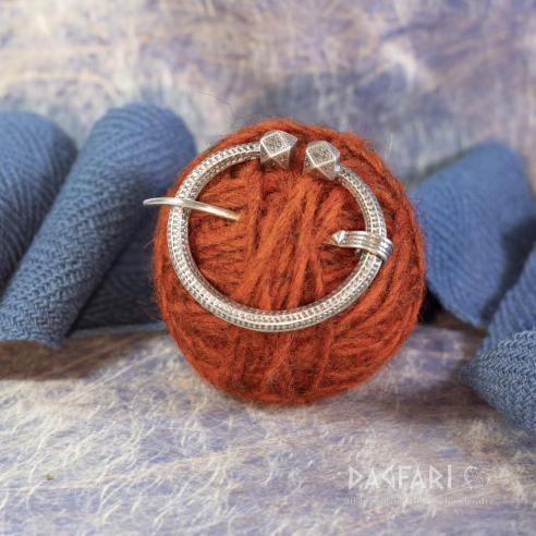 Große Peannular Brosche (fibula), Skandinavien, Baltikum, Russland - versilbert