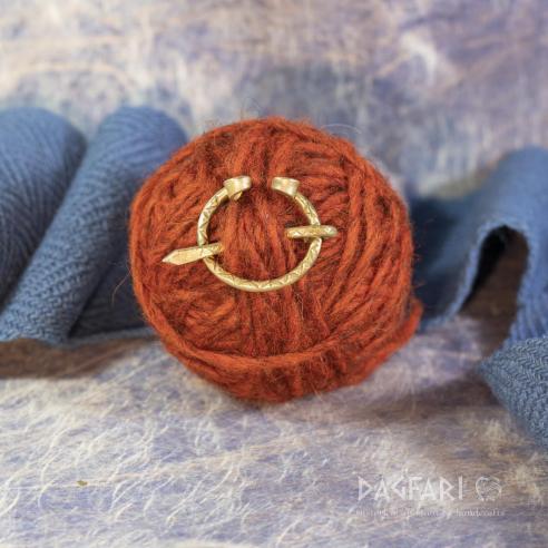 Clasp decorated with zigzag - smaller, brass