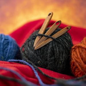 Dřevěná jehla Nalbinding - tmavá, menší