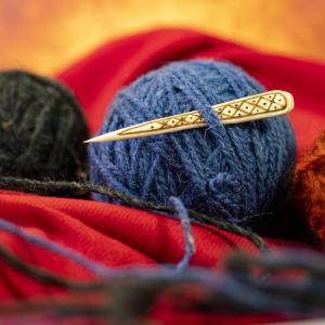 Originální jehlice z jeleního parohu, mřížka - červená