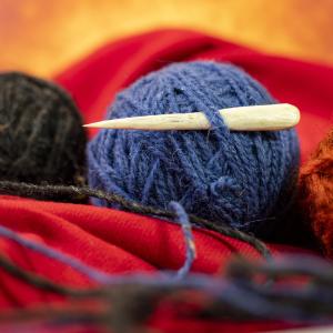 Originální jehlice z jeleního parohu, mřížka - červená 2