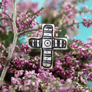 Amulet Cross Target - black