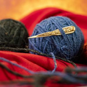 Originální jehlice z jeleního parohu, zmije - červená