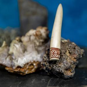 Pendant antler tip Dagfari big - Grid, red