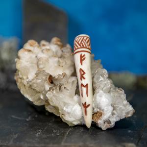 Pendant antler tip Dagfari - FREY, red, runes