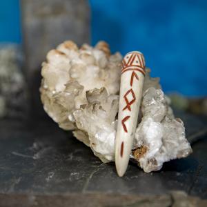 Přívěsek parohová špička Dagfari - LOKI, červená, runy