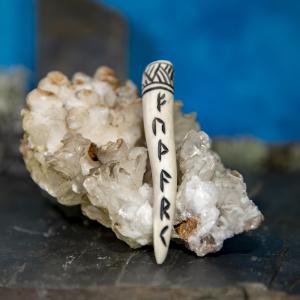 Pendant antler tip Dagfari - FUTHARK, black, runes