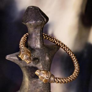 Pletený náramek medvěd Björn - pletený z bronzového drátu