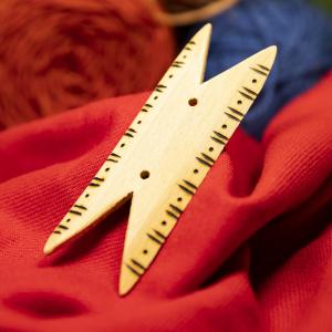 TEČKA Tkalcovský člunek z bukového dřeva, ručně vyrobený a zdobený ručním vypalováním