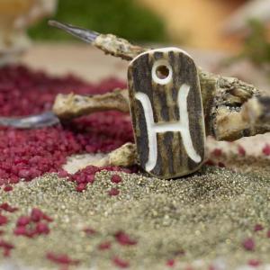 Anhänger "H" in Hirschgeweih geschnitzt