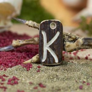 Anhänger "K" in Hirschgeweih geschnitzt