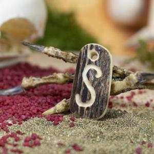 Pendant "S" carved into deer antler