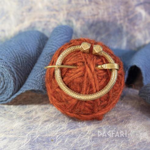 Spona velká, Skandinávie, Pobaltí, Rusko - mosaz