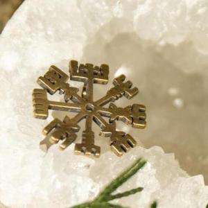 Amulett Vegvisir mit versteckter Öse in Bronze