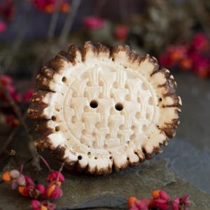 Antler button Borre, deep carving