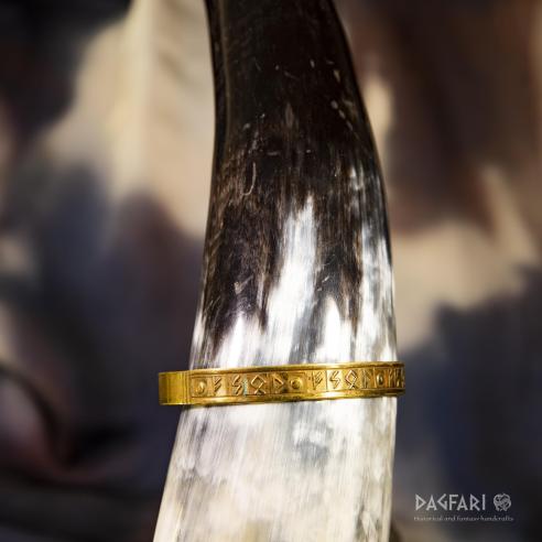 Armbänder mit Runen für das glückliche Ergebnis unserer Bemühungen