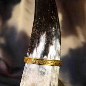 Armbänder mit Runen gegen negative Kräfte