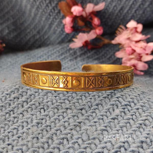 Bracelet with runes to attract a partner