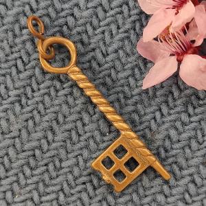 Malý klíč na řetízek zavěšený na brožích VIKING 2