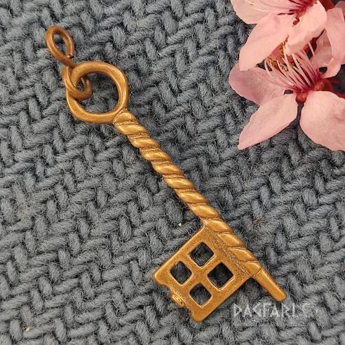 Malý klíč na řetízek zavěšený na brožích VIKING