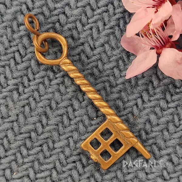 Malý klíč na řetízek zavěšený na brožích VIKING