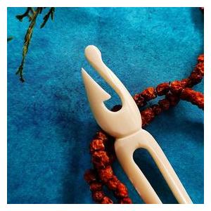 Malá jehlice do vlasů z kosti Calen - výprodej