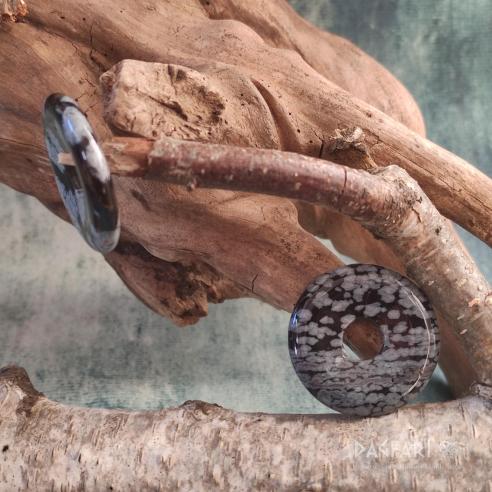 Donut aus Obsidian, das negative Energie absorbiert