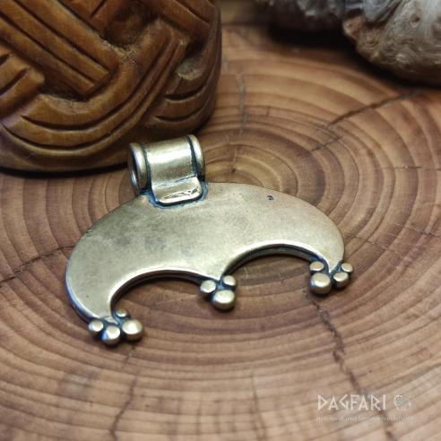 Bronzová replika velkomoravské lunice z 9. století s granulací, Mikulčice