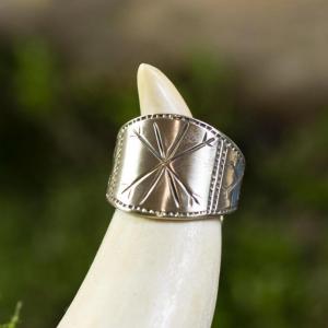 Replika - Mosazný ručně tepaný prsten se vzorem Vločka